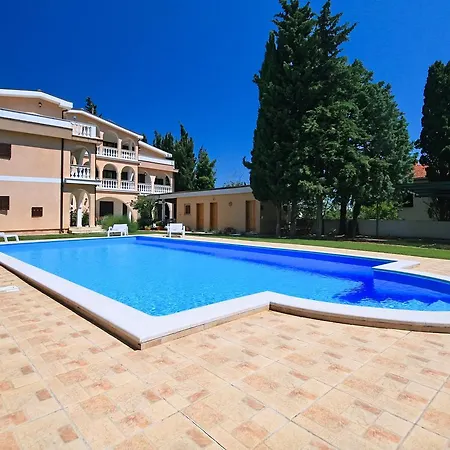 Sun Palace Pensión Premantura